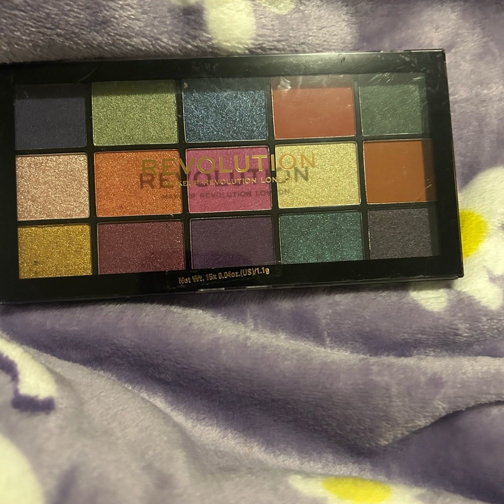 Makeup Revolution Gold and Green Eyeshadow Palette